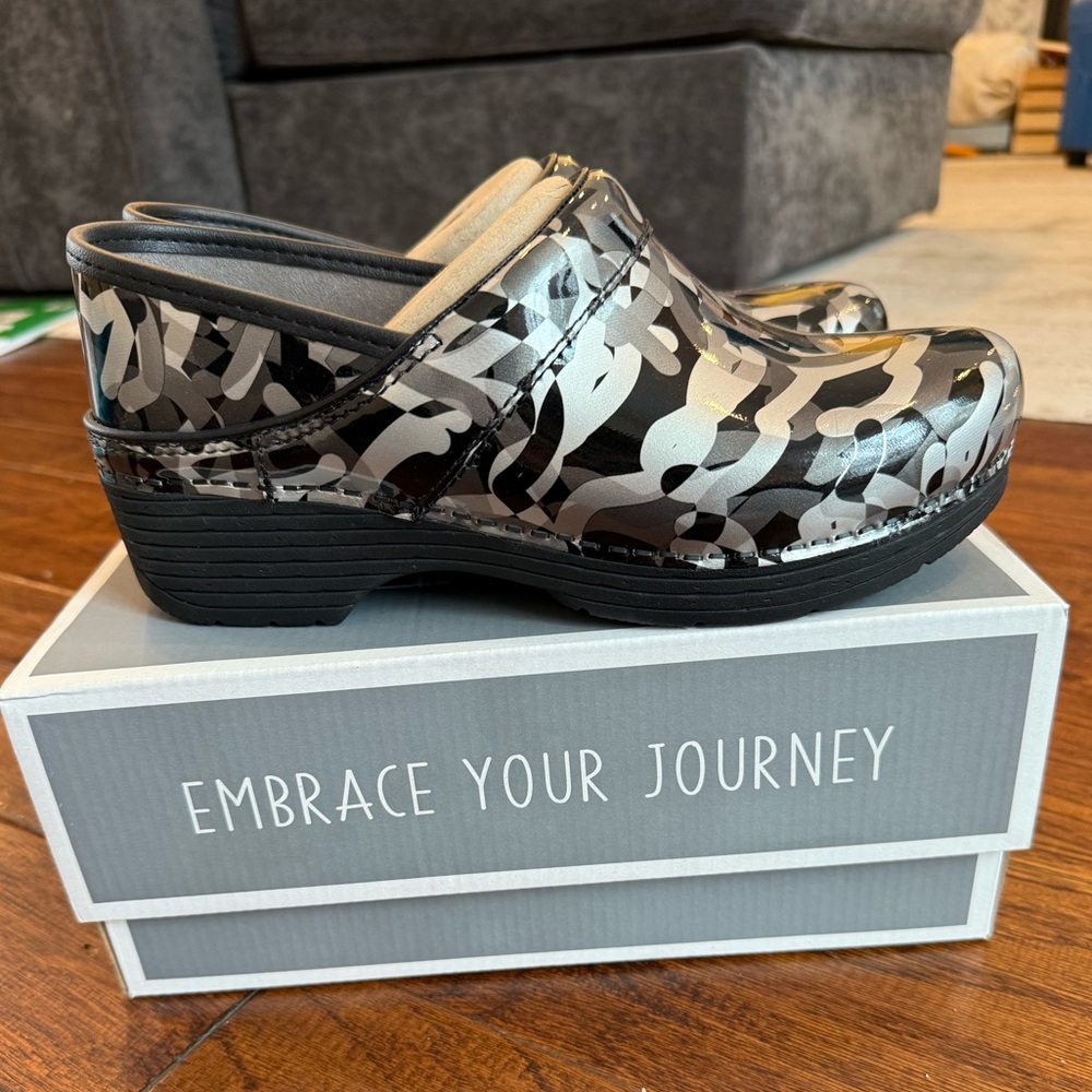 Dansko LT Pro Patent Camo Clogs - Black and Gray - Picture 2 of 5